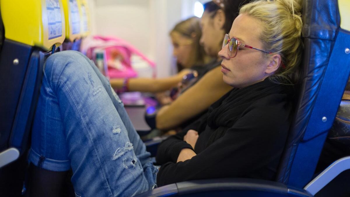 L'osteopata individua le posizioni di sonno più pericolose per i viaggiatori