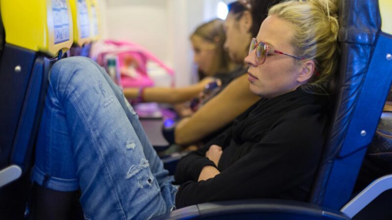 L'osteopata individua le posizioni di sonno più pericolose per i viaggiatori