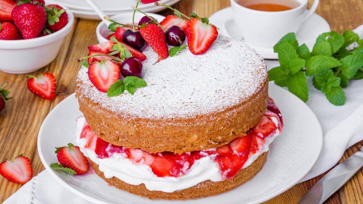 Si scioglie in bocca: uno chef famoso condivide la ricetta del Royal Victoria Sponge Cake