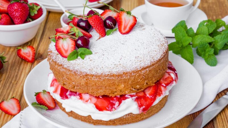 Si scioglie in bocca: uno chef famoso condivide la ricetta del Royal Victoria Sponge Cake